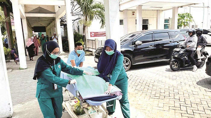 KORBAN PEMBUNUHAN: Petugas mendorong jenazah Eka Fatmawati Dewi di RSUD Syamrabu Bangkalan Selasa (22/4). (ZEINAL ABIDIN/JPRM)