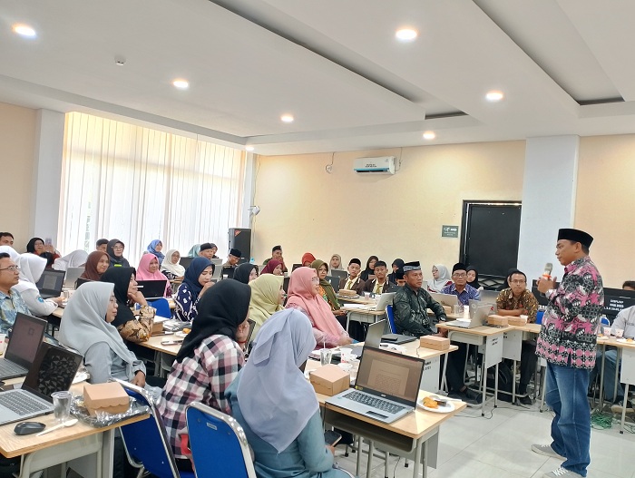 AKTIF: Pemimpin Redaksi JPRM Luqman Hakim menyampaikan materi pada kegiatan Bimtek Kepenulisan Berbasis Konten Budaya Lokal di aula Perpusda Sampang, Selasa (22/4). (UBAIDILLAHIR RA&rsquo;IE/JPRM)