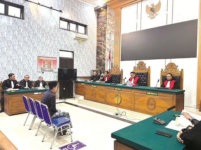 PROSES HUKUM: Terdakwa Moh. Maulidi Al Izhaq dihadirkan dalam sidang pemeriksaan ahli, Selasa (15/4). (VIVIN AGUSTIN HARTONO/JPRM)