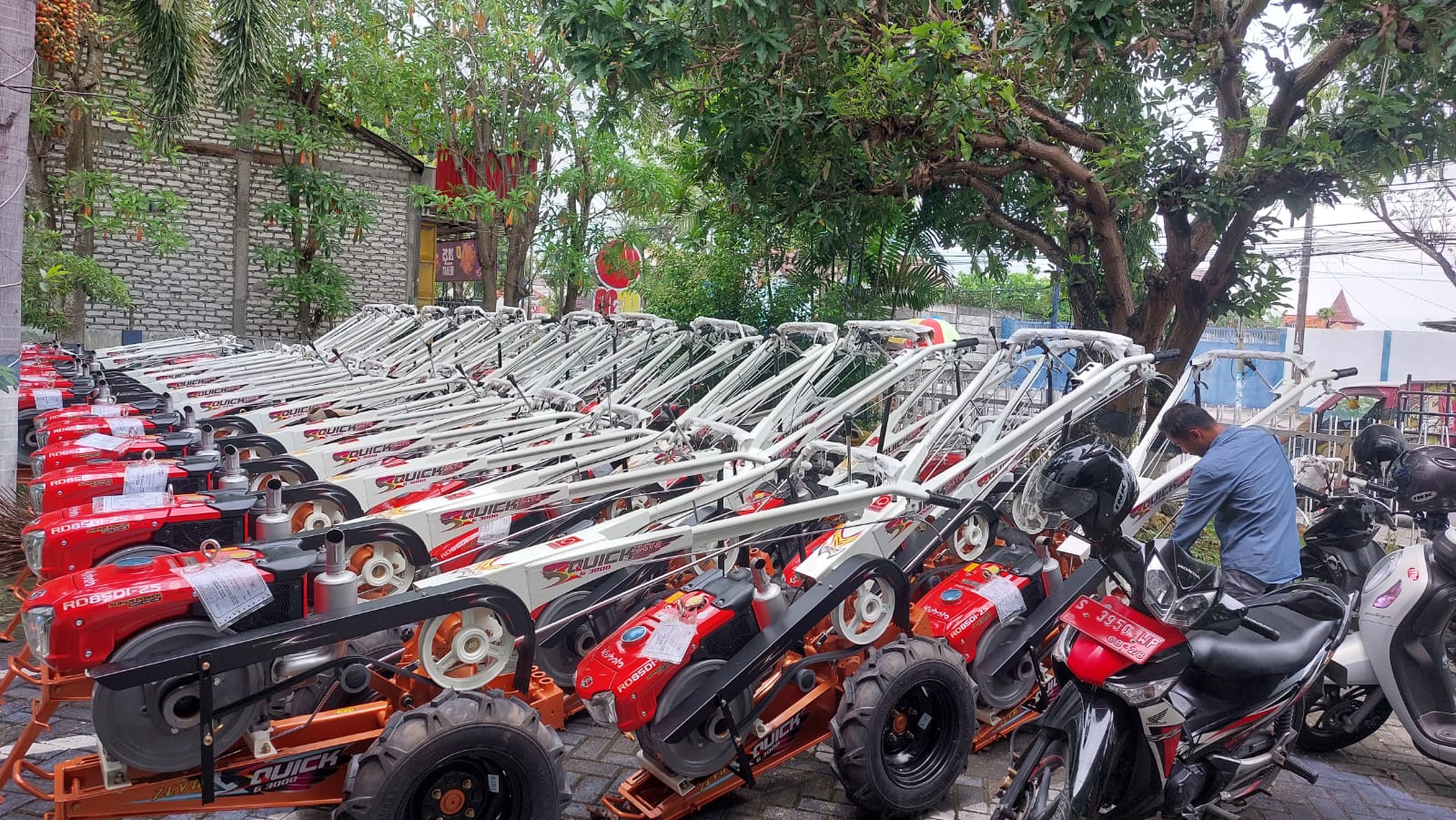 BELUM DISALURKAN: Warga melihat kondisi hand tractor di halaman kantor Dinas Pertanian dan Ketahanan Pangan Sampang, Selasa (22/4). (JUNAIDI PONDIYANTO/JPRM)