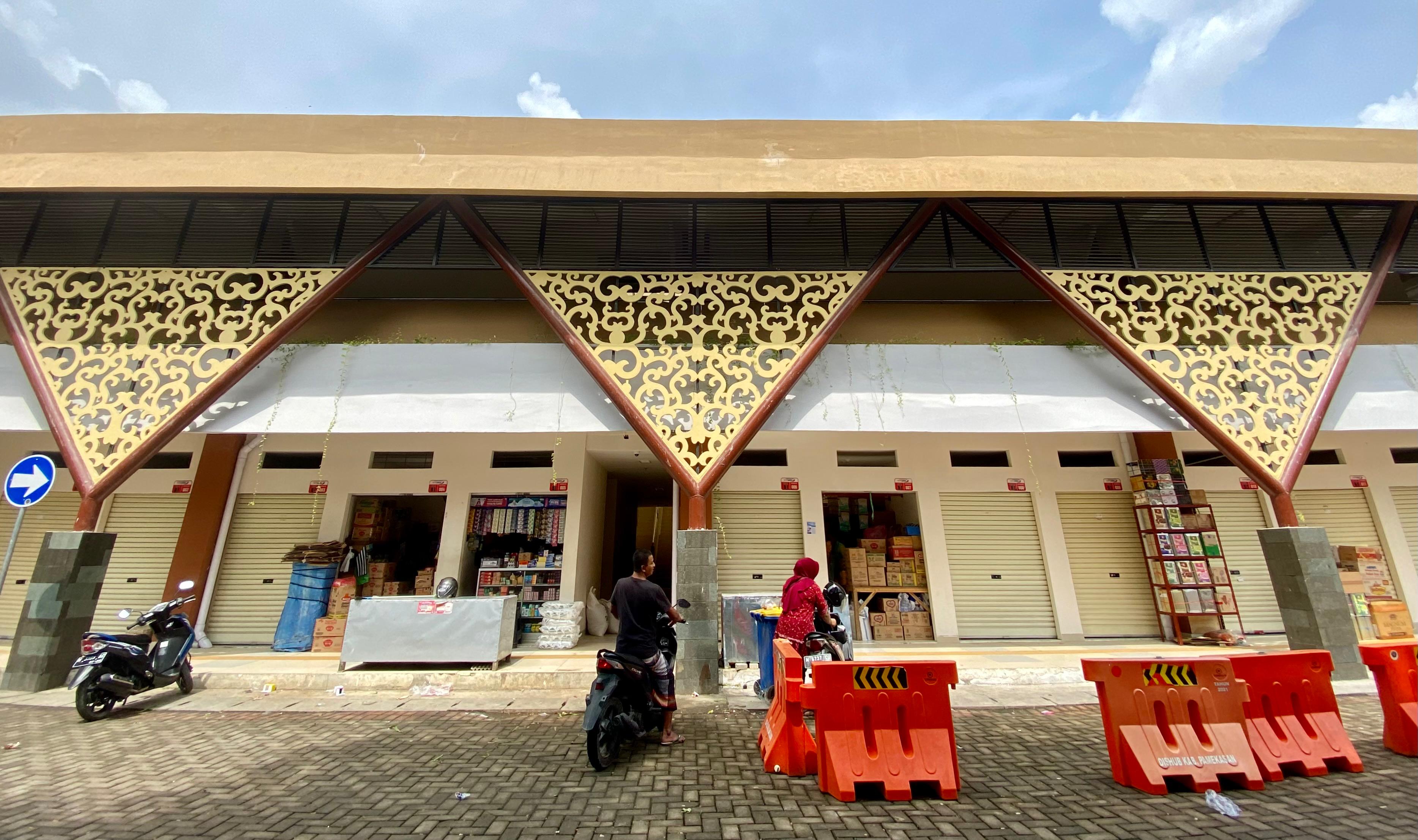 BERAKTIVITAS: Warga berada di sekitar area Pasar Kolpajung, Pamekasan, Selasa (22/4). (MOH. IQBAL AFGANI/JPRM)