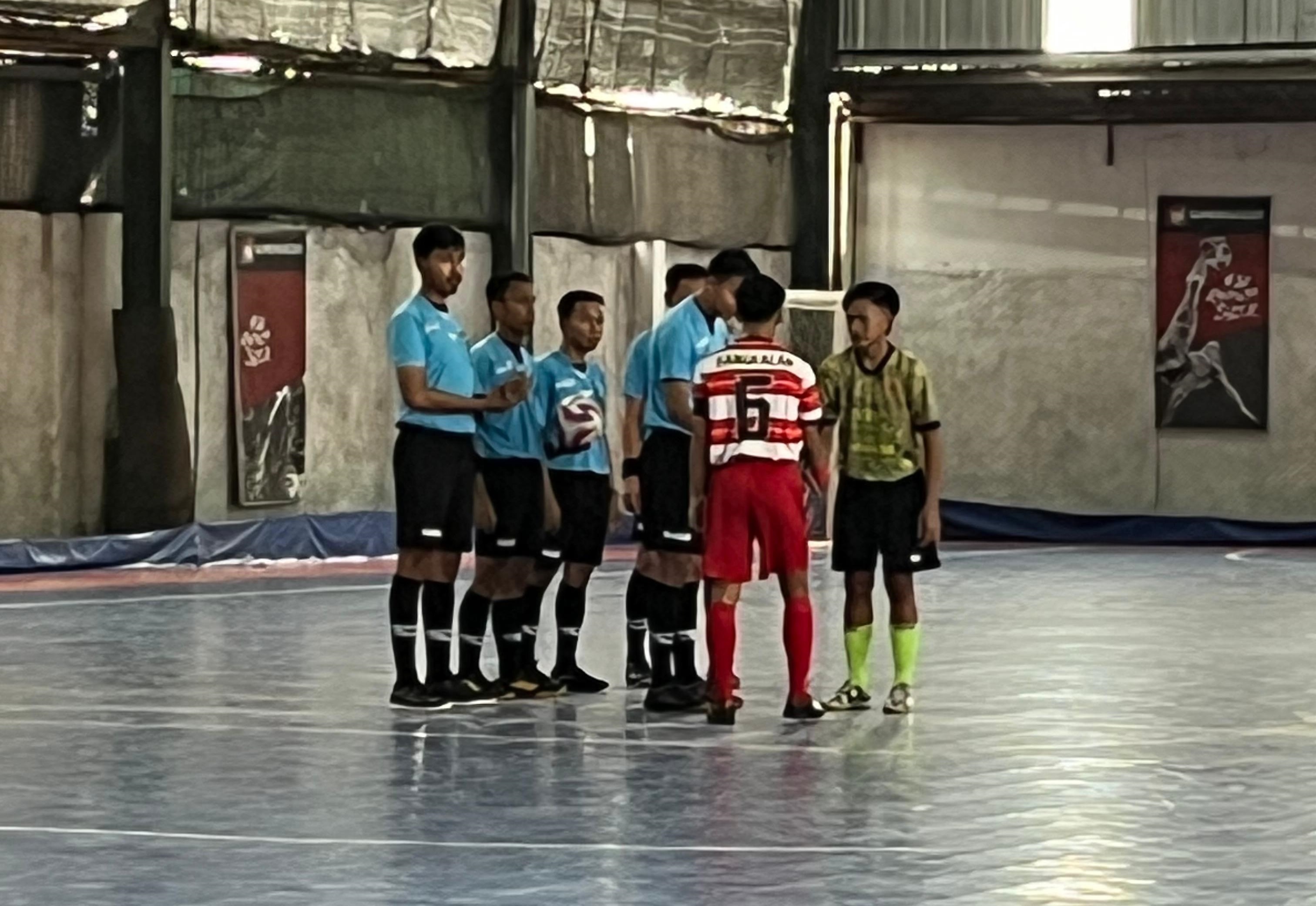 RAIH POIN PENUH: Tim futsal Bangkalan (jersei merah) saat bertanding di laga kedua grup D Pra-Porprov IX Jatim di Lapangan King Futsal Kota Pasuruan, Senin (21/4). (AFKAB UNTUK JPRM)