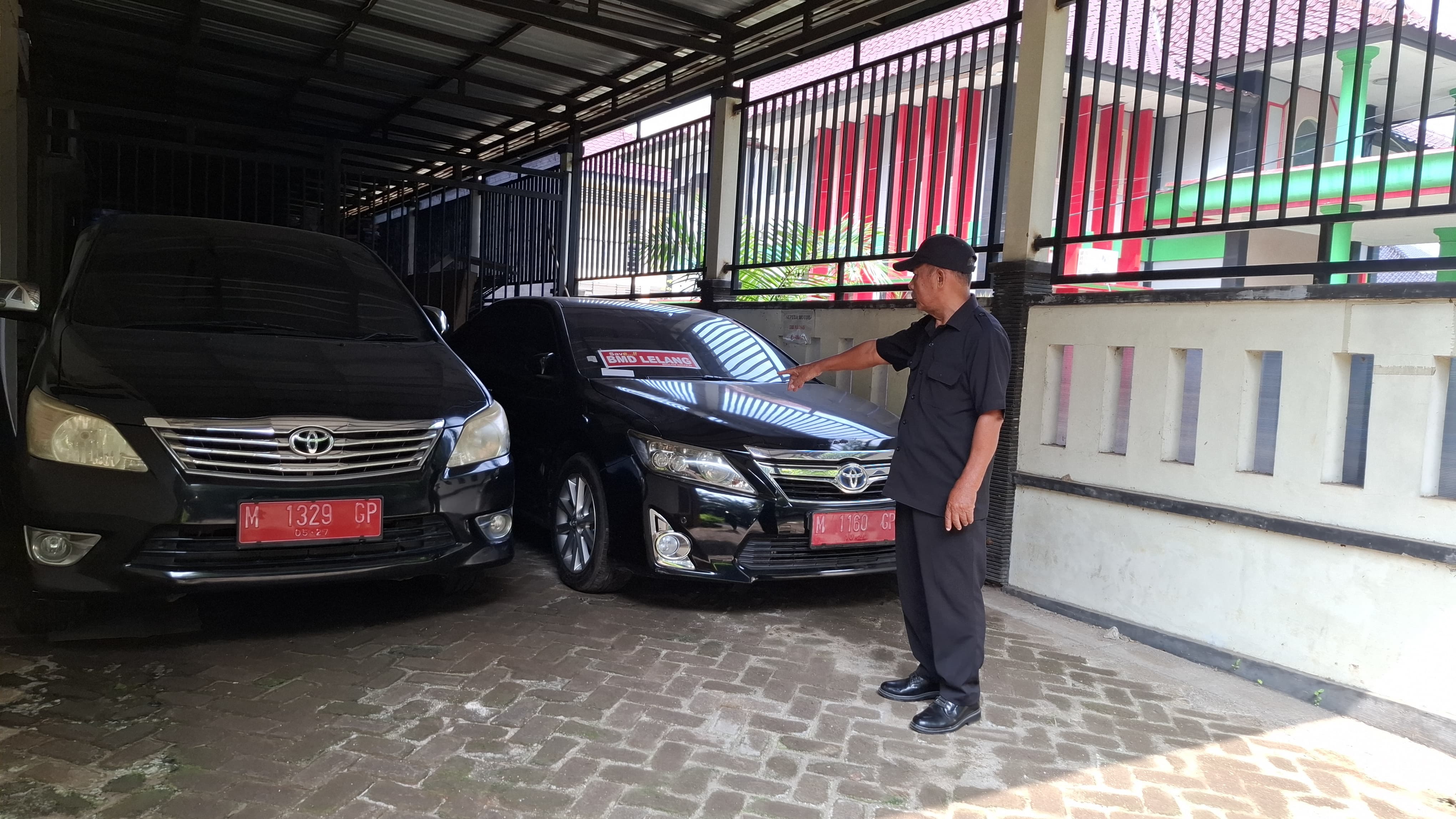 ASET DAERAH: Petugas keamanan BPKAD Bangkalan menunjukkan mobil dinas yang akan dilelang, Rabu (23/4). (IMAMUDIN/JPRM)