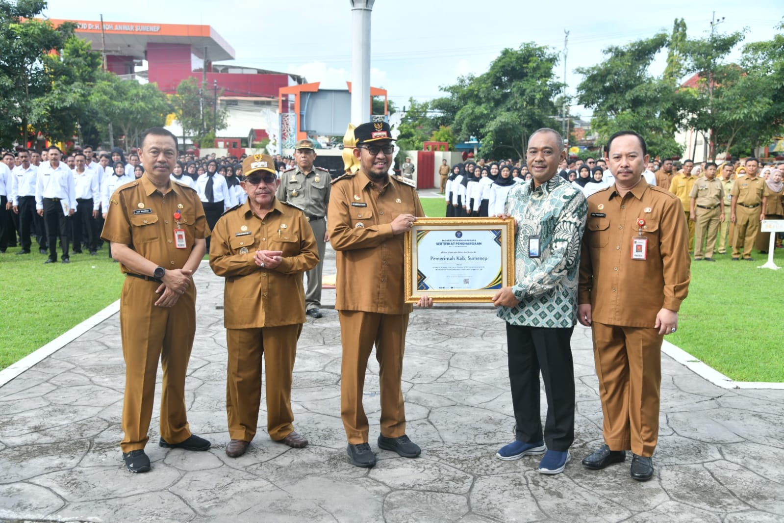 MEMBANGGAKAN: Bupati Sumenep Achmad Fauzi Wongsojudo (topi hitam) saat menerima penghargaan dari Kantor Regional II BKN Surabaya di halaman kantor Pemkab Sumenep, Senin (21/4).