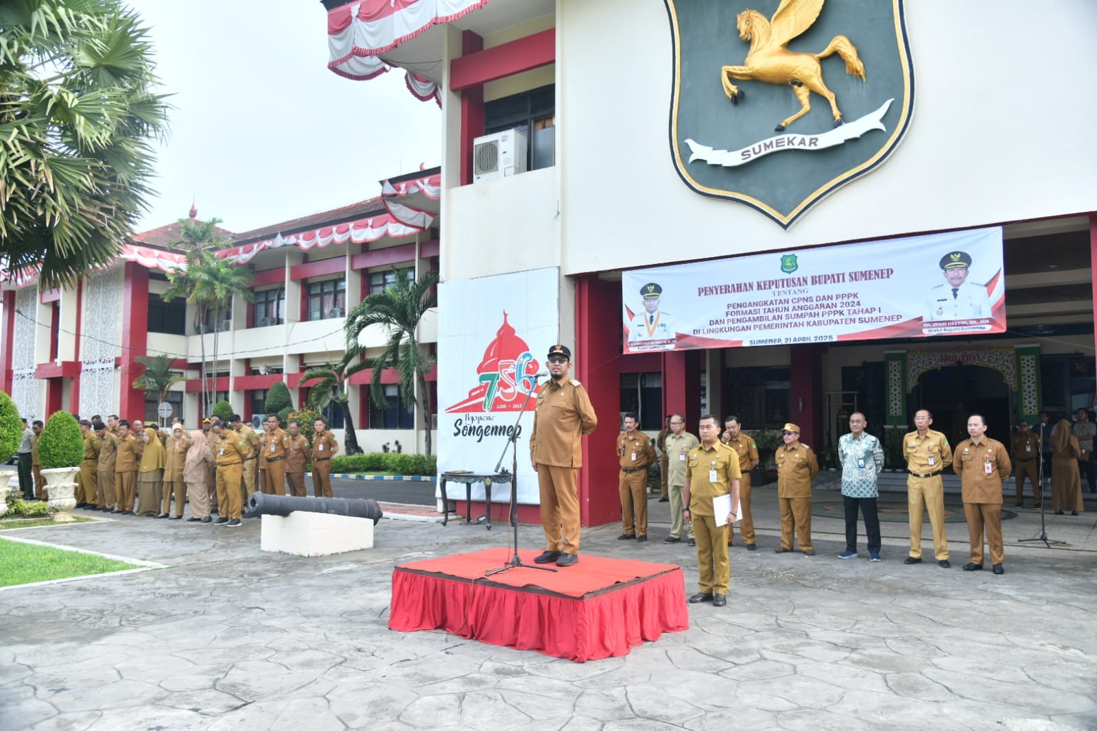 BERI ARAHAN: Bupati Sumenep Achmad Fauzi Wongsojudo memberikan arahan kepada para ASN dalam acara penyerahan surat keputusan bupati kepada PPPK dan CPNS di halaman kantor Pemkab Sumenep, Senin (21/4).