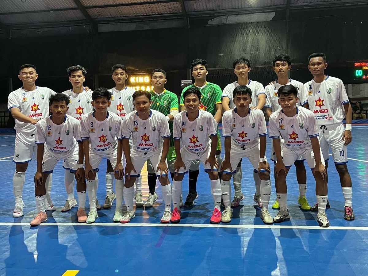 BERJUANG: Tim Afkab Sampang foto bersama sebelum bertanding melawan tim Afkab Bangkalan, Minggu (20/4). (AFKAB UNTUK JPRM)