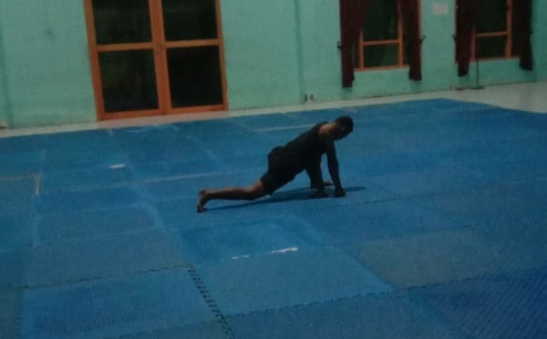 BERLATIH: Atlet tarung derajat Pamekasan Iwan Firdaus berlatih di SMAN 2 Pamekasan, Minggu (20/4). (TARUNG DERAJAT UNTUK JPRM)