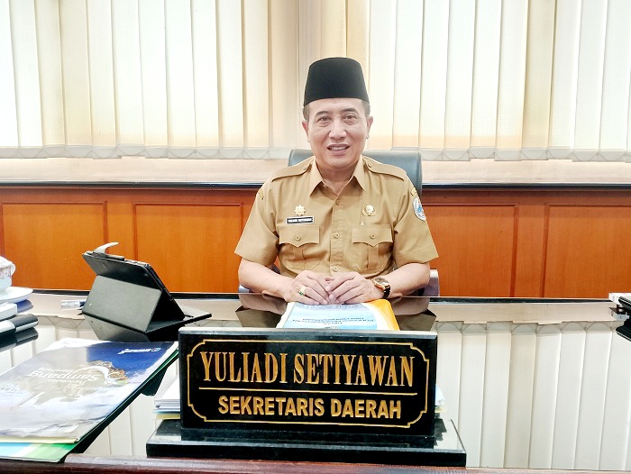 TEGAS: Sekretaris Kabupaten Sampang Yuliadi Setiyawan saat ditemui di ruangan kerjanya Selasa (22/4). (UBAIDILLAHIR RAIE/JPRM)