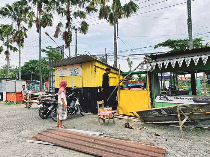 DIPERBAIKI: Warga membongkar gerobak di eks Stasiun PJKA Pamekasan Rabu (23/4). (MOH. IQBAL AFGANI/JPRM)