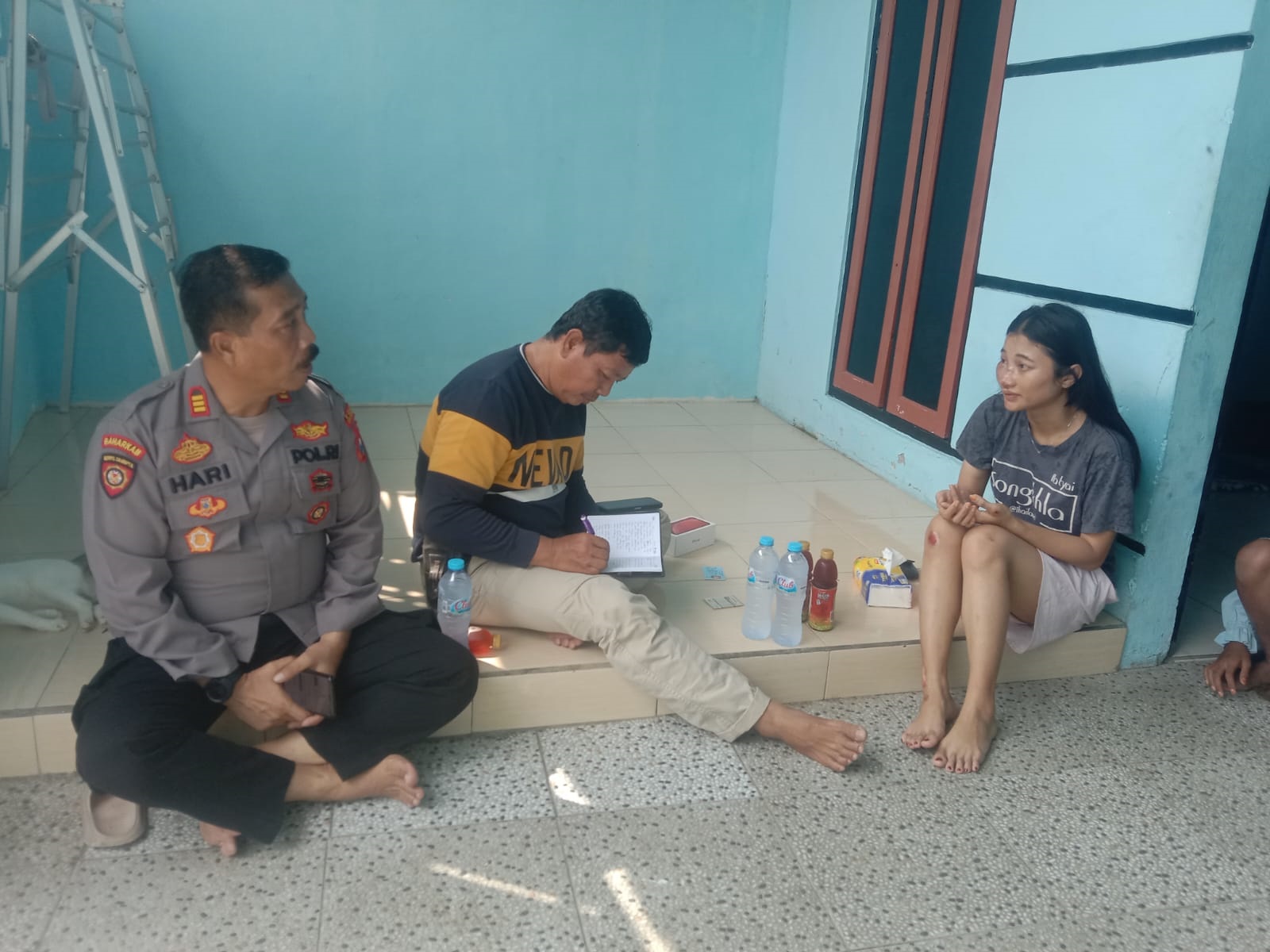 MINTA KETERANGAN: Kapolsek Socah AKP Suharijanto saat mendatangi korban penjambretan di Perumahan Ar-Royyan Jokotole, Kamal, Bangkalan, Rabu (23/4). (POLSEK SOCAH UNTUK JPRM)