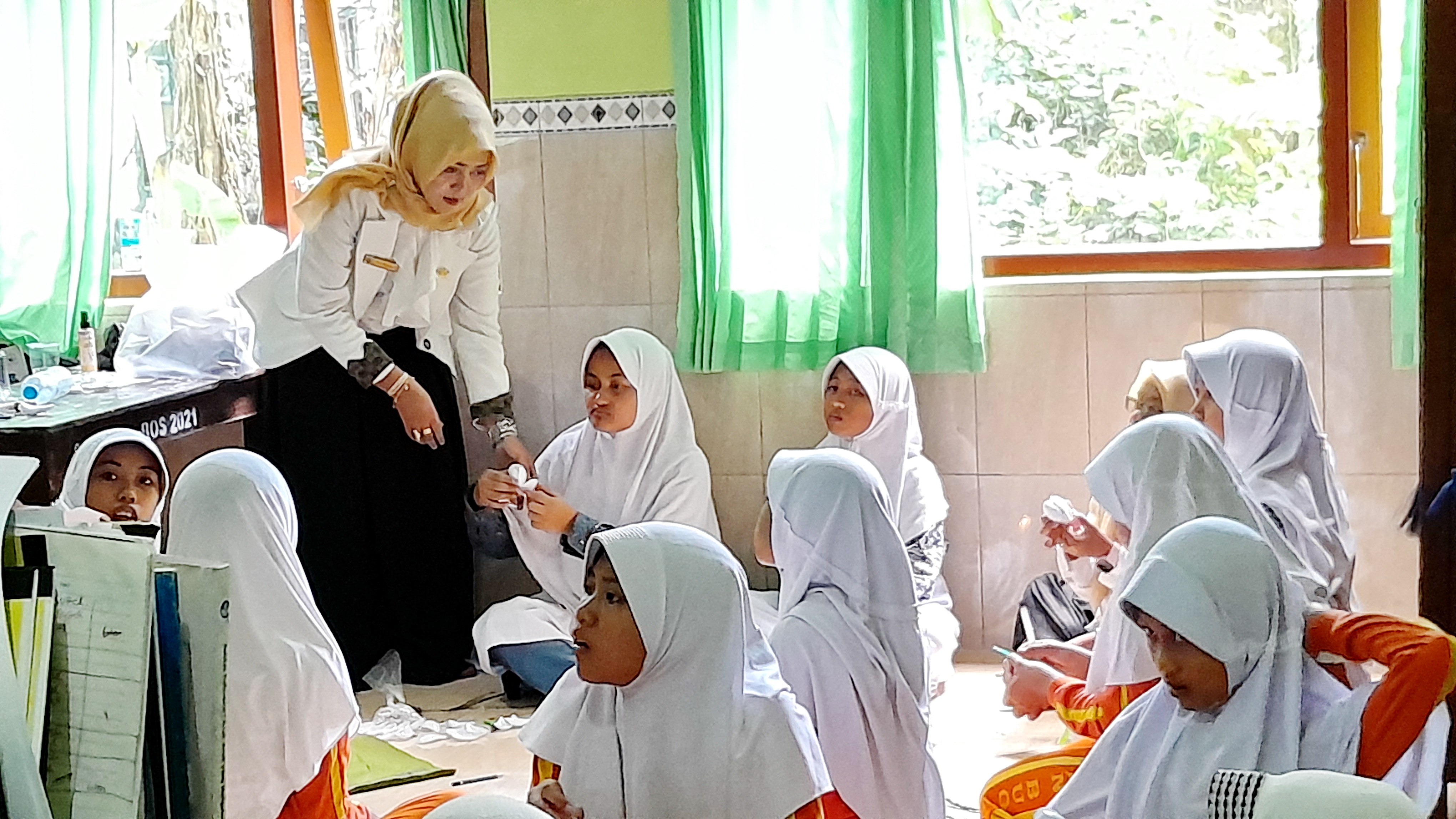 GENERASI EMAS: Guru dan siswa SDN 3 Kowel Pamekasan melangsungkan kegiatan belajar mengajar (KBM), Rabu (23/4). (KHOLIL RAMLI/JPRM)