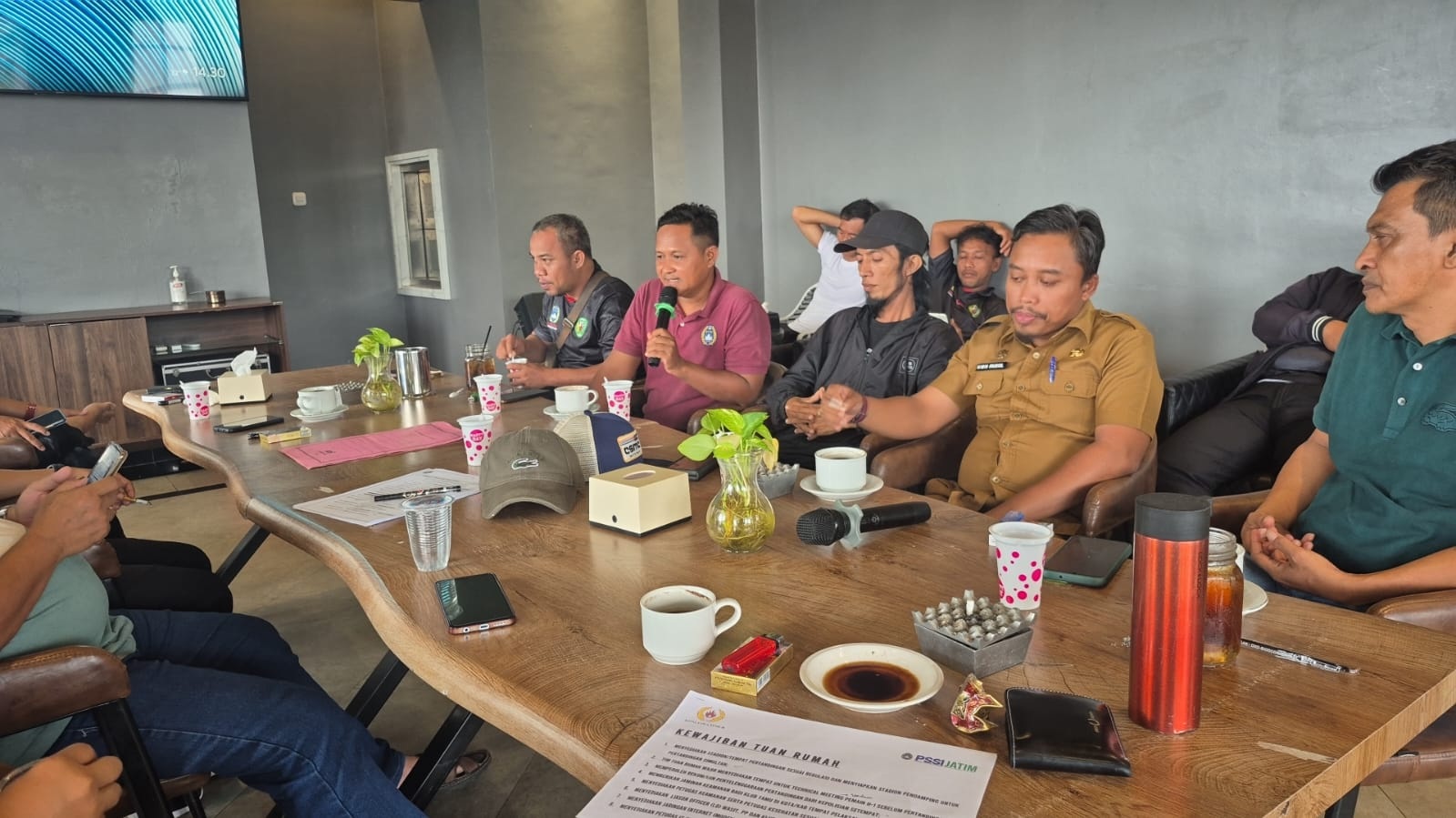 MATANGKAN PERSIAPAN: Panitia sepak bola pra-porprov menggelar rapat koordinasi untuk mematangkan persiapan di lantai 2 The Sky Cafe and Resto, Bangkalan, Selasa (22/4). (IMAMUDIN/JPRM)