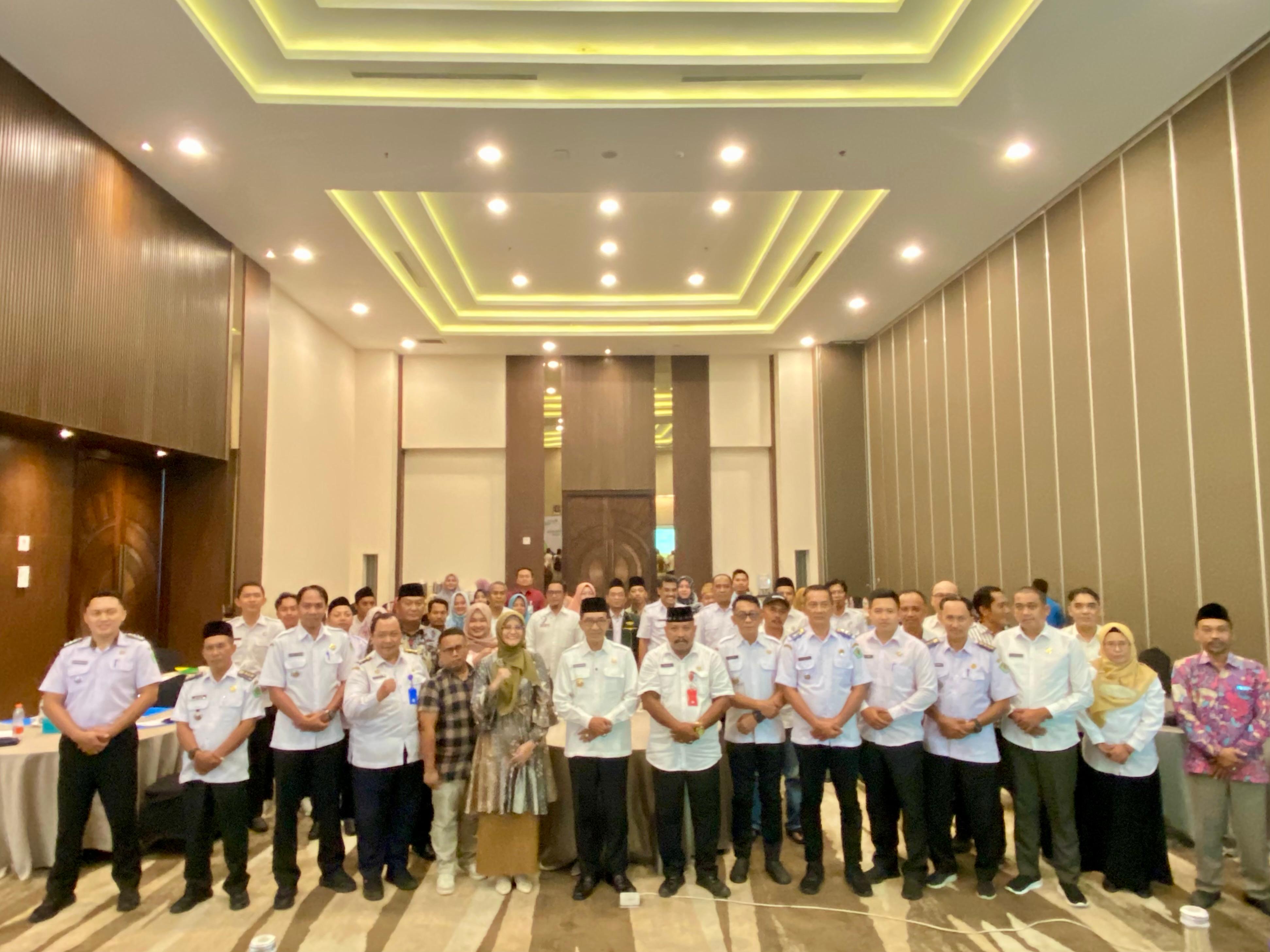 KOMPAK: Bupati Pamekasan KH. Kholilurrahman didampingi Kepala BPJamsostek Pamekasan Anita Ardhiana (enam dari kiri) berfoto bersama peserta rakor di Front One Hotel Pamekasan, Rabu (23/4)