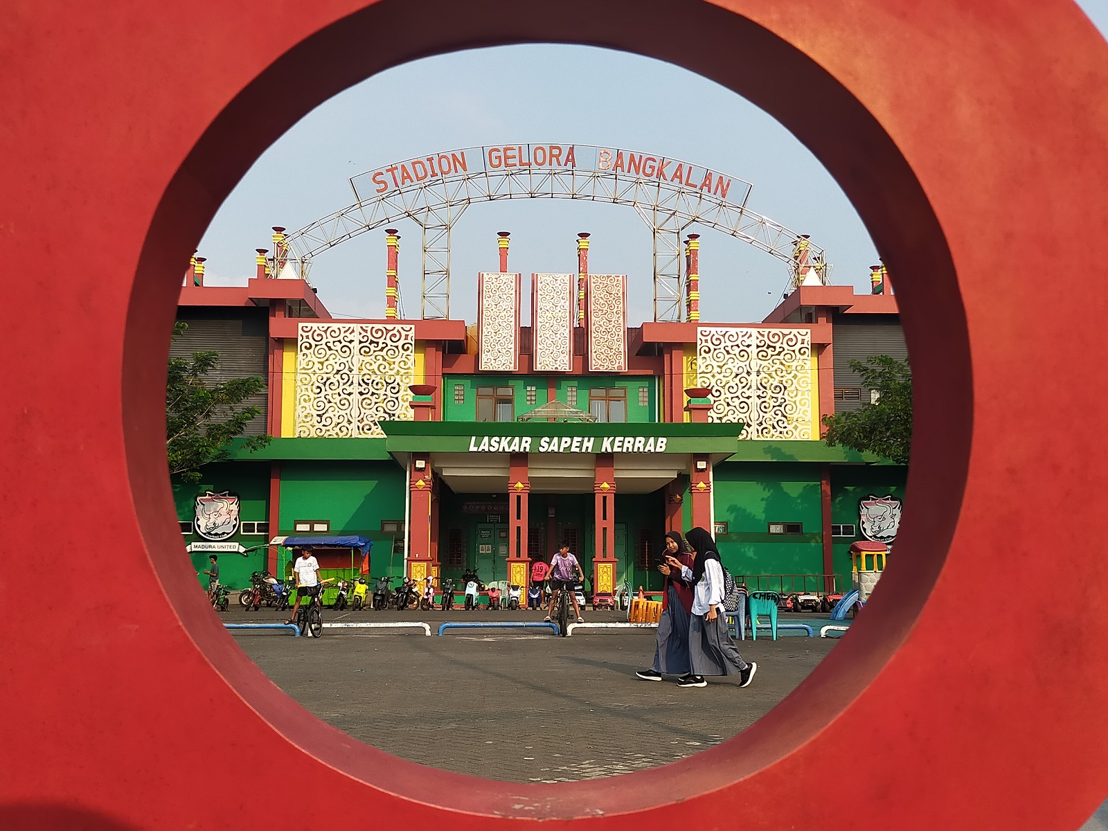 VENUE PRA-PORPROV ZONA 3: Warga beraktivitas di halaman Stadion Gelora Bangkalan (SGB), Selasa (22/4). (VIVIN AGUSTIN HARTONO/JPRM)