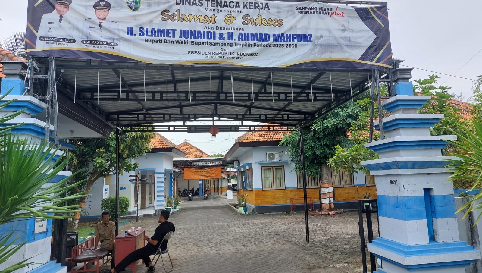 SANTAI : Sejumlah pegawai berada di depan kantor Dinas Tenaga Kerja Sampang, Senin (21/4). (JUNAIDI PONDIYANTO/JPRM)