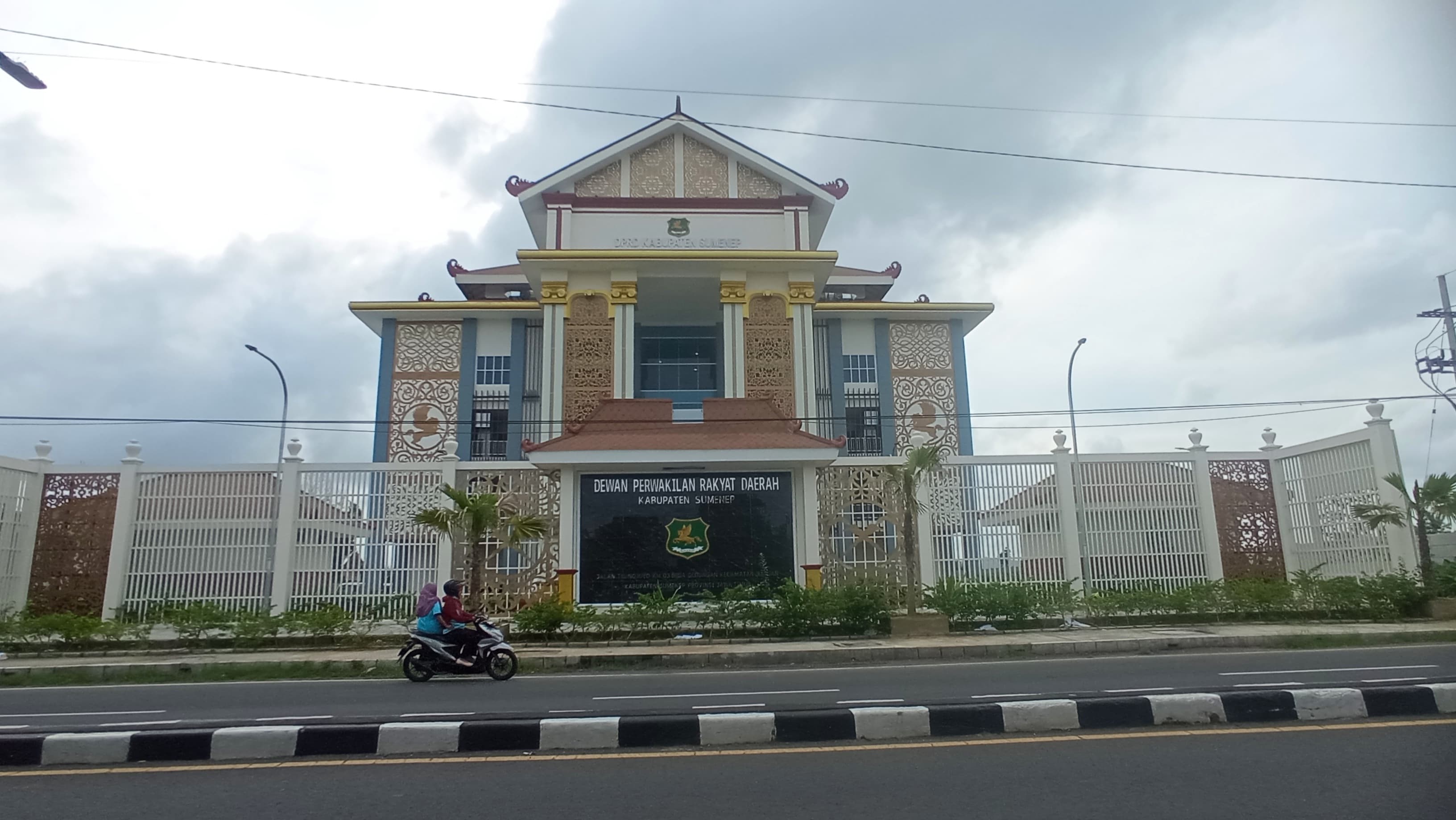 MEGAH: Warga berkendara di depan kantor DPRD, Jalan Trunojoyo, Desa Gedungan, Kecamatan Batuan, Sumenep, Senin (21/4). (MOH. LATIF/JPRM)
