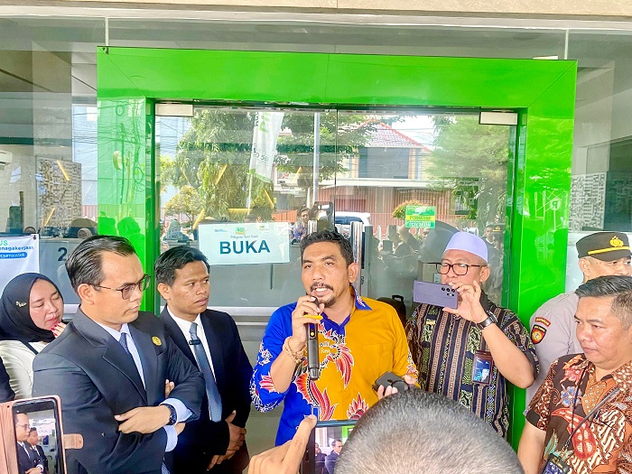 NIAT BAIK: Dari kiri, Jailani dan Syaiful Anam bersama Marsuto dan Deputi Bisnis Pegadaian Area Pamekasan Nurhayanto saat menemui korban, Selasa (18/4)