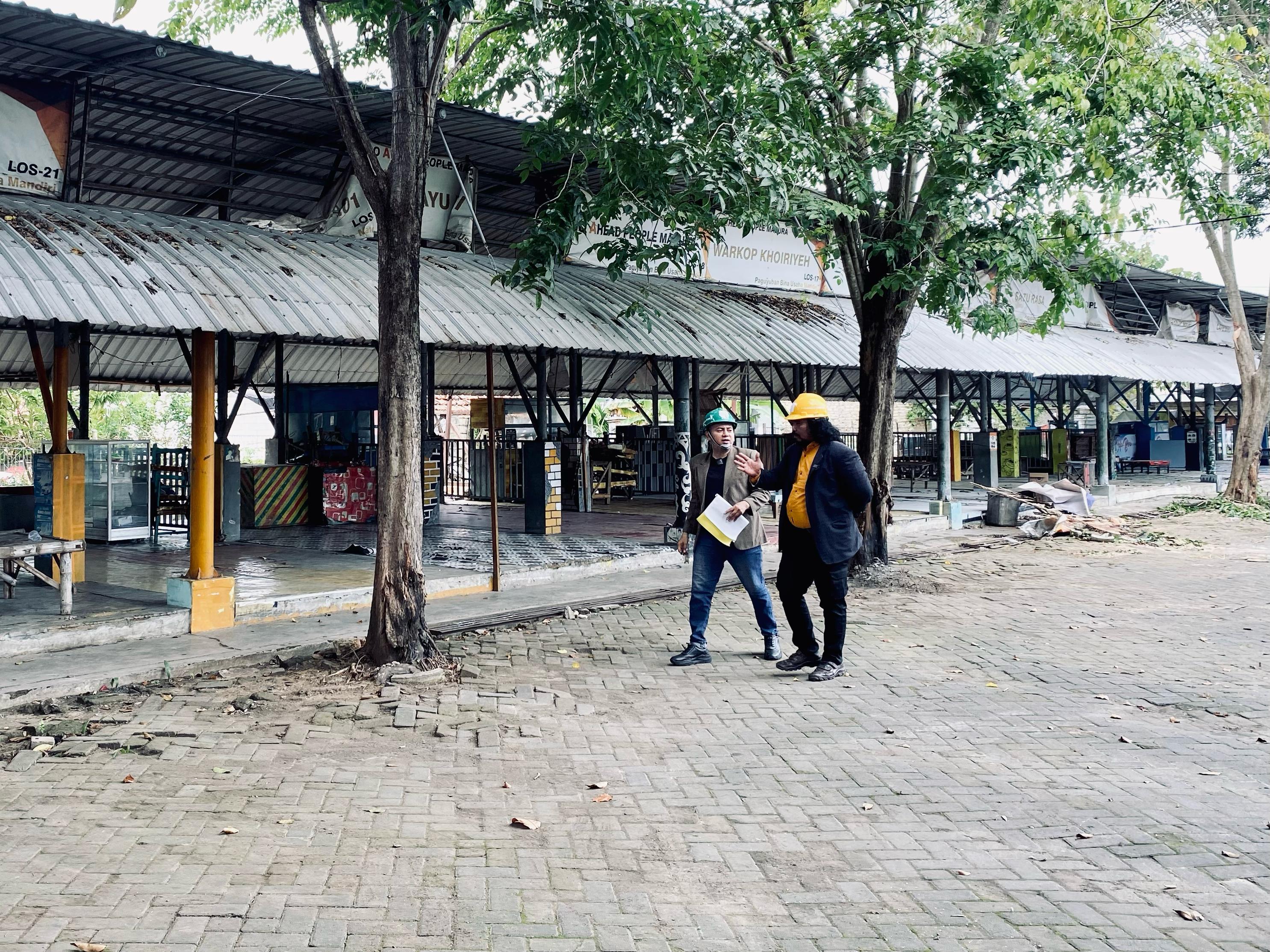 TUTUP: Warga berada di sekitar kios eks PJKA Pamekasan. (FAHMI JALIL/JPRM)
