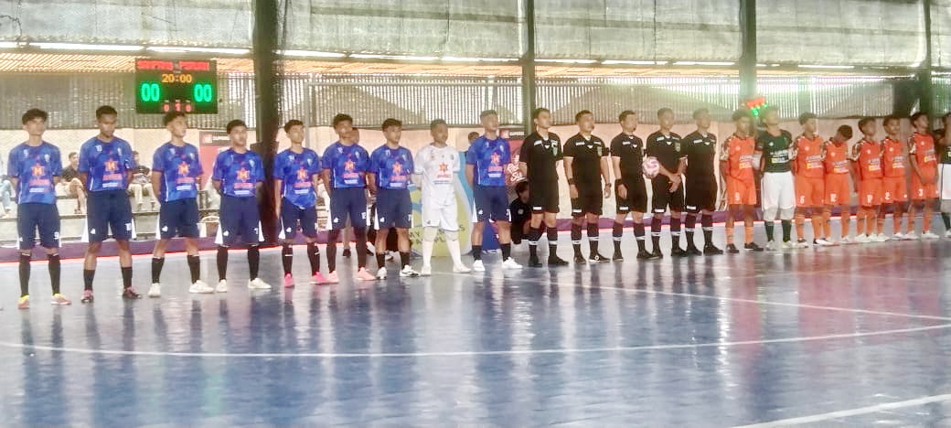 TUMBANG: Atlet Afkab Sampang berfoto bersama saat bertanding melawan tim Kabupaten Pasuruan di Stadion King Futsal Pasuruan, Senin (21/4). (AFKAB UNTUK JPRM)