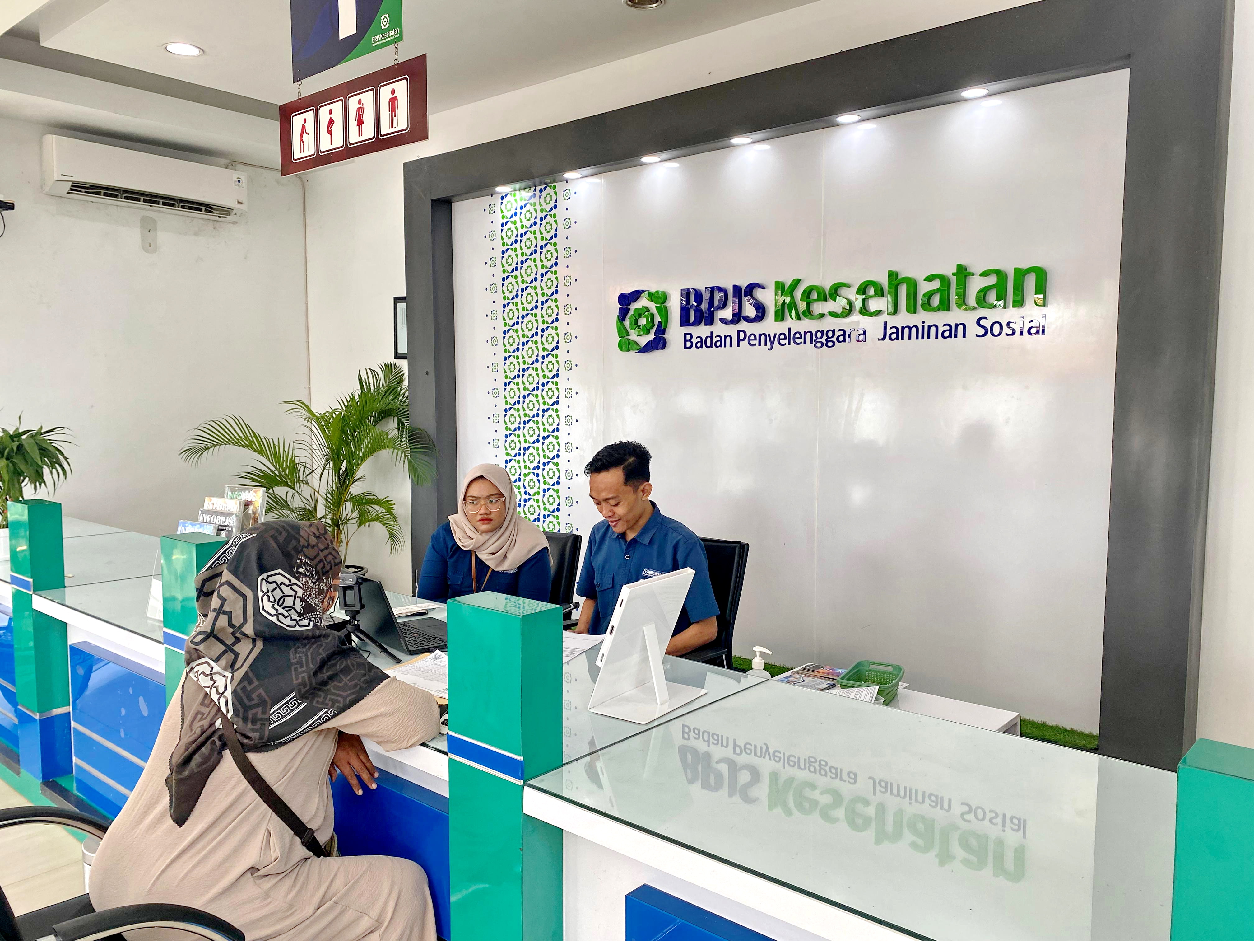 KESEHATAN: Petugas BPJS Kesehatan memberikan pelayanan di kantornya, Kamis (9/1). (AYU LATIFAH/JPRM)