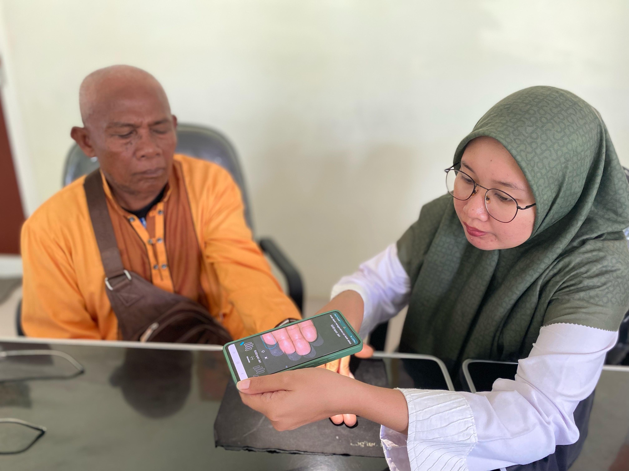 PENDATAAN: Petugas mengidentifikasi CJH di kantor PLHUT Kemenag Pamekasan, Rabu (26/2). (AYU LATIFAH/JPRM)