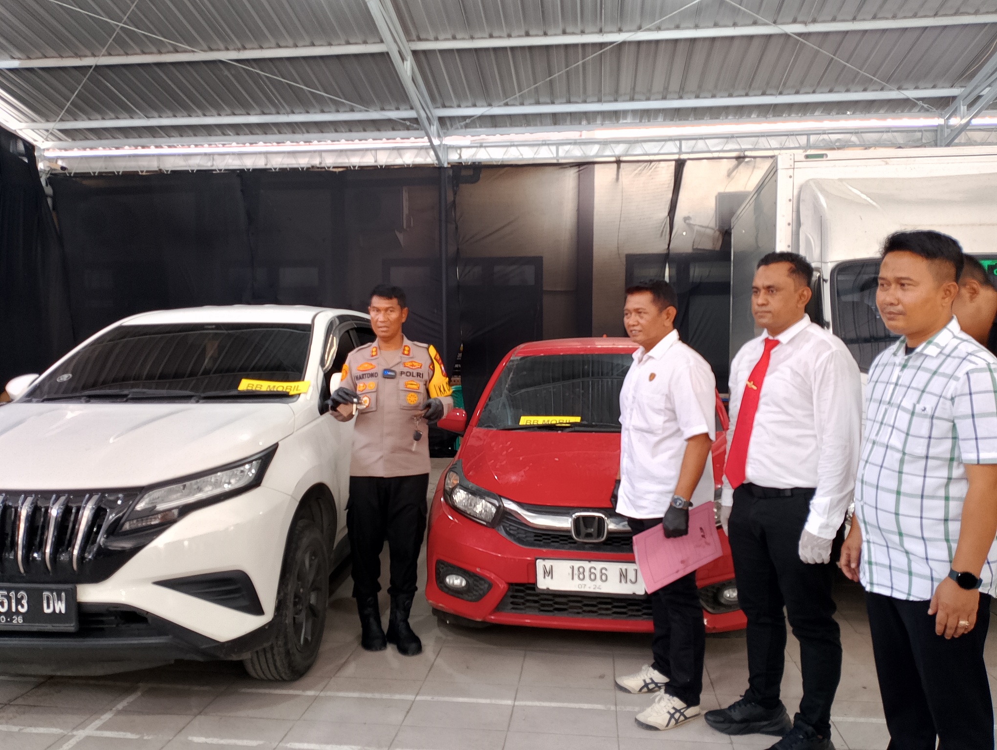 HUKUM: Kapolres Sampang AKBP Hartono dan Kasatreskrim Polres Sampang AKP Safril Selfianto memberikan keterangan dalam pengungkapan kasus penggelapan mobil, Senin (3/2). (UBAIDILLAHI RA&rsquo;IE/JPRM)