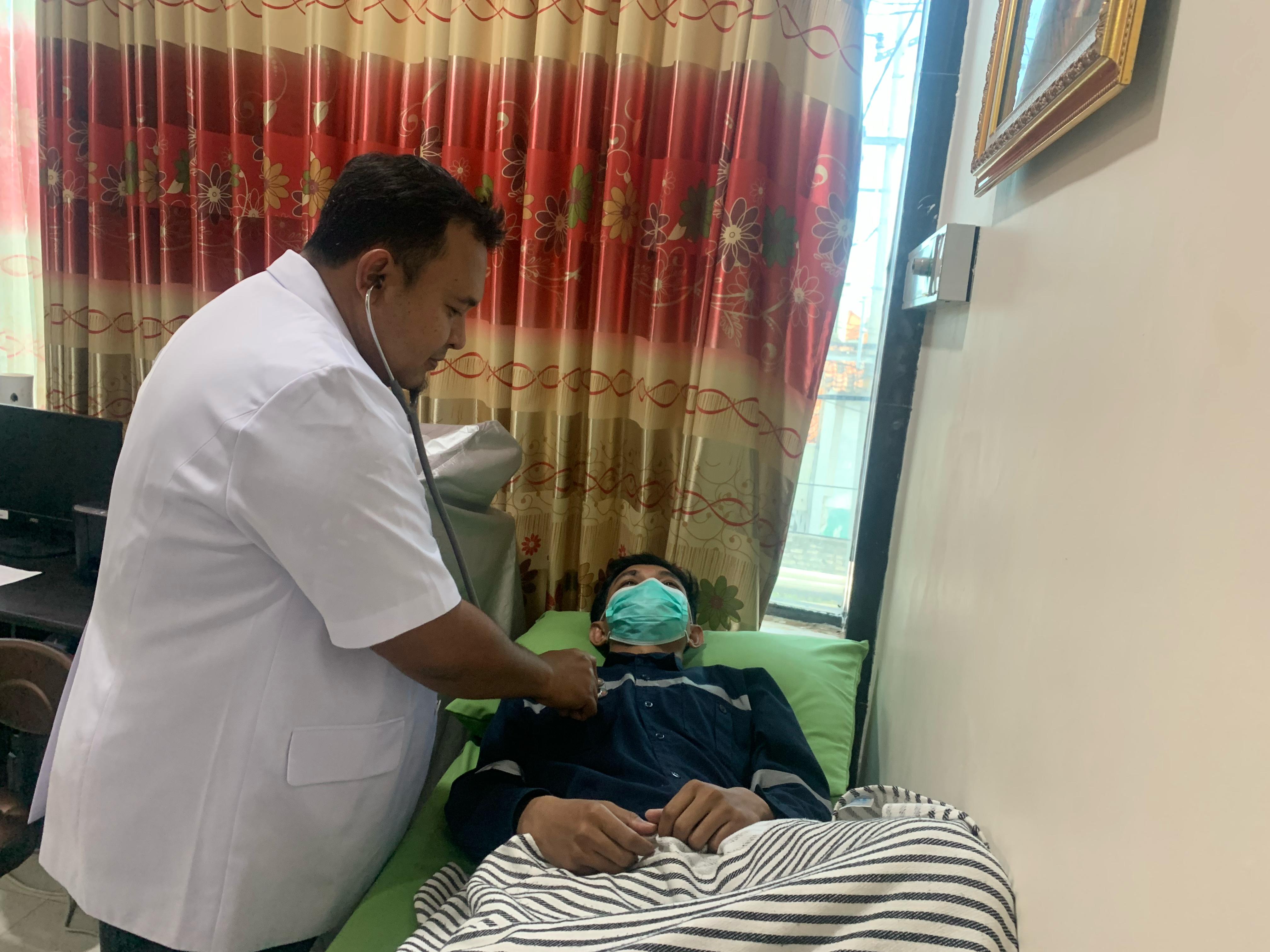 MOP GRATIS: Direktur RS Qonaah R. Hendry Ariyanto memeriksa pasien di RS Qonaah Sampang, Jumat (25/4). (UBAIDILLAHIR RAIE/JPRM)