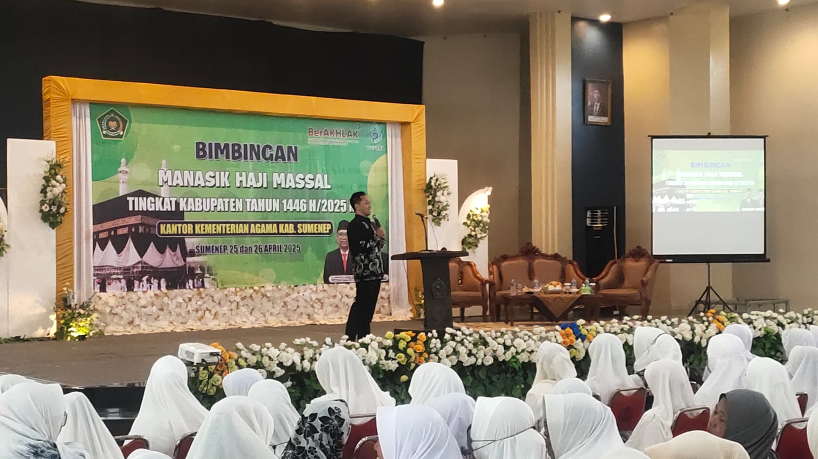 KOMITMEN: BPJS Kesehatan Pamekasan memberikan materi Bimbingan Manasik Haji Massal di Kabupaten Sumenep, di Graha Wicaksana Abdi Negara (KORPRI), Jumat (25/4).