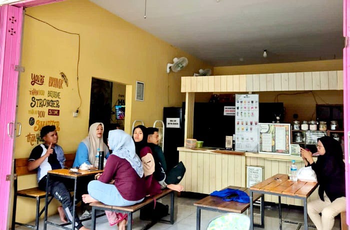 BERKEMBANG: Pengunjung menikmati layanan Kafe Mad Kucil di Desa Masaran, Kecamatan Banyuates, Sampang, Sabtu (19/4). (ZAMZAMY AZIZ UNTUK JPRM)
