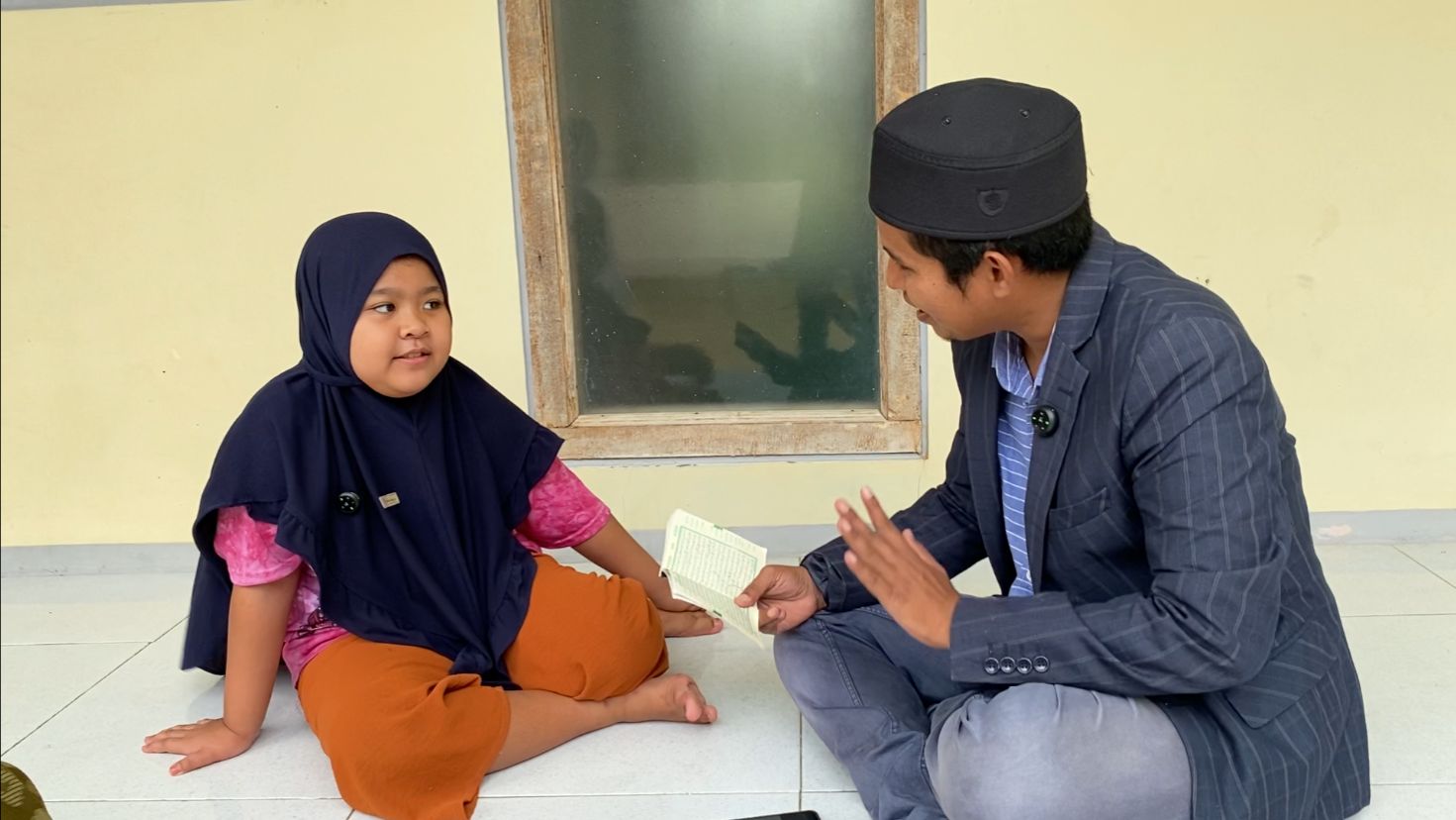 MEMBANGGAKAN: Wakil Kepala JPRM Biro Pamekasan Moh. Ali Muhsin mengetes hafalan Izzi Nafiz Mohammad di rumahnya, Dusun Selatan, Desa Bulangan Barat, Kecamatan Pegantenan, Pamekasan, Kamis (24/4).