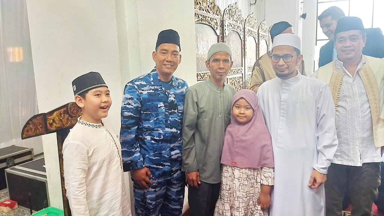BAHAGIA: Mohammad Ruddin (baju hijau) mendampingi Izzi Nafiz Mohammad berfoto dengan Ustad Adi Hidayat beberapa waktu lalu. (MOHAMMAD RUDDIN UNTUK JPRM)