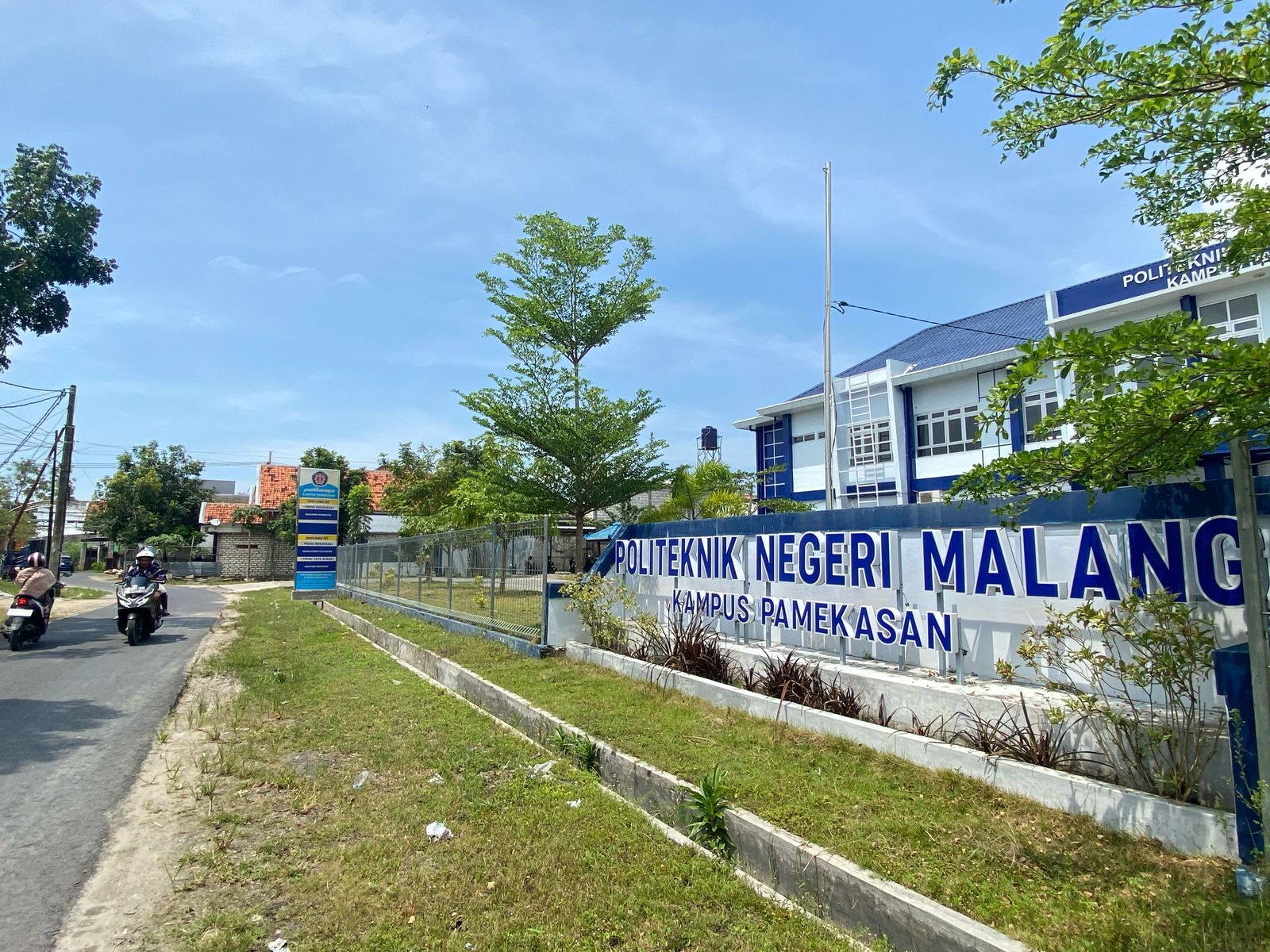 PENDIDIKAN: Pengendara motor melintas di sekitar Polinema Kampus Pamekasan, Jalan Stadion, Jumat (25/4). (AYU LATIFAH/JPRM)