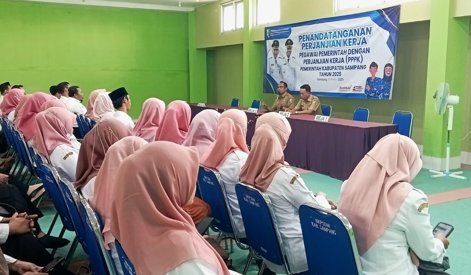 ABDI NEGARA: Peserta lulus rekrutmen PPPK 2024 tahap pertama mengikuti acara penandatanganan kontrak di kantor BKPSDM Sampang, Selasa (22/4). (BKPSDM UNTUK JPRM)