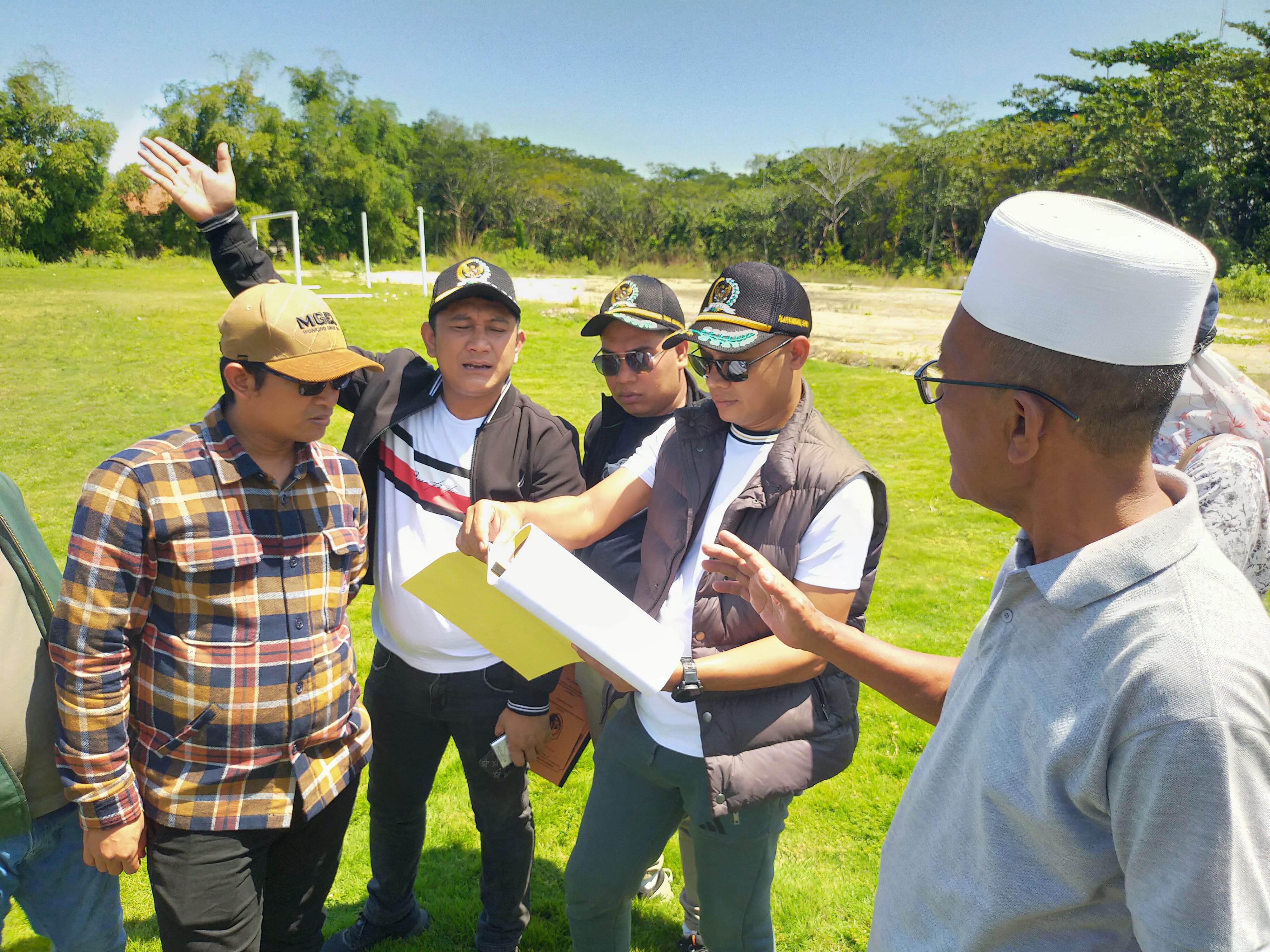 DICOCOKKAN: Pansus LKPj Bupati Sampang 2024 berdiskusi dengan perwakilan pelaksana pembangunan lapangan sepak bola di area Sampang Sport Center (SSC). (ANIS BILLAH/JPRM)