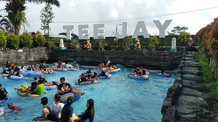 potret keseruan bersama keluarga di kolam renang Teejay waterpark