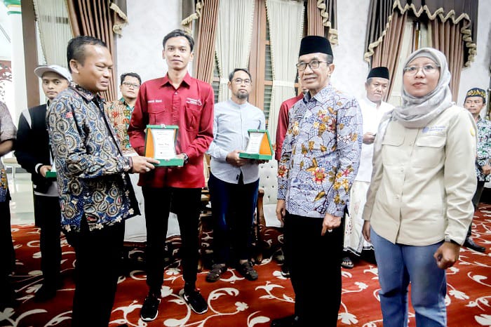 SIMBOLIS: Rektor UTM Safi&rsquo; (kiri) disaksikan Bupati Pamekasan KH Kholilurrahman menyerahkan bantuan unit instalasi biogas sistema di Peringgitan Dalam Mandhapa Agung Ronggosukowati, Kamis (24/4).
