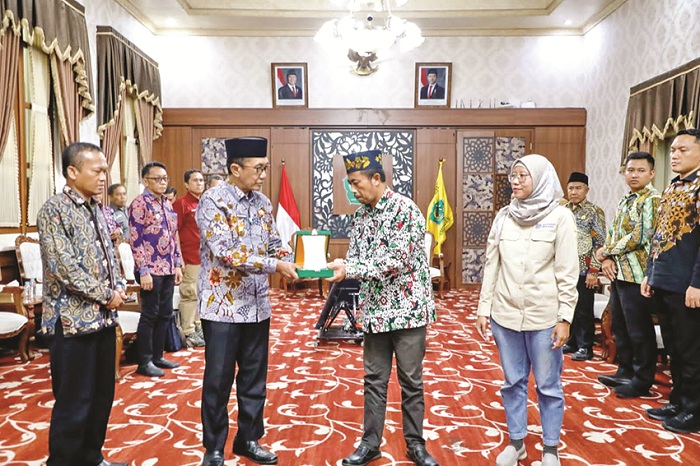 KOMITMEN: Bupati Pamekasan KH Kholilurrahman didampingi Rektor UTM Safi&rsquo; (kiri) menyerahkan bantuan unit instalasi biogas sistema secara simbolis, Kamis (24/4). (PROKOPIM PAMEKASAN UNTUK JPRM)