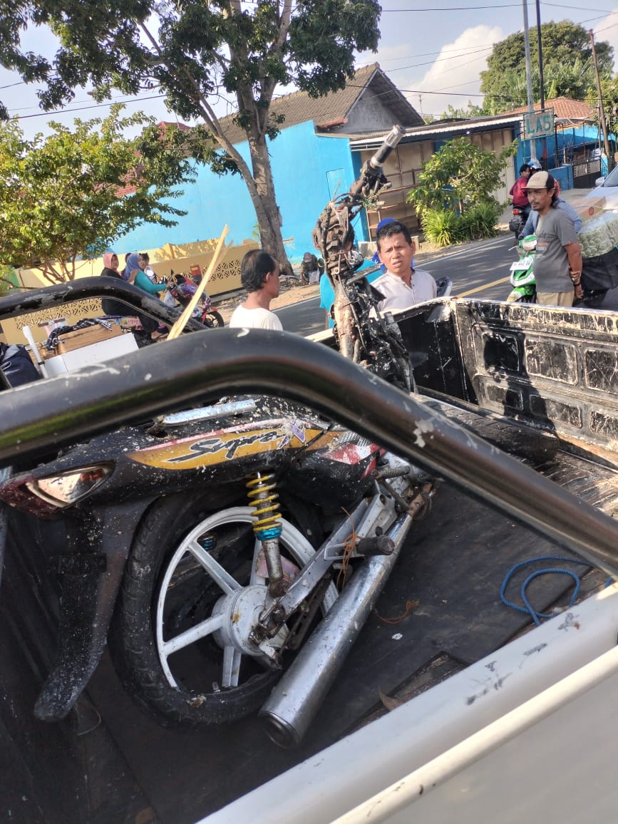 RINGSEK: Warga melihat kendaraan korban laka lantas di Jalan Raya Gebang, Kelurahan Bancaran, Bangkalan, Minggu (27/4). (POLRES BANGKALAN UNTUK JPRM)