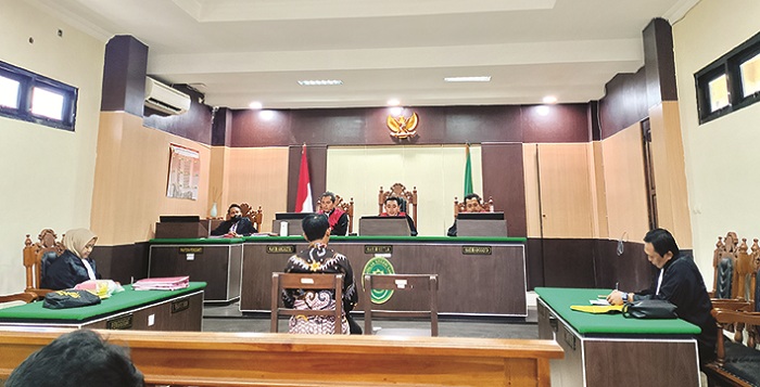 PASRAH: Terdakwa Makki ikut mendengarkan hasil putusan majelis hakim Pengadilan Negeri Sampang, Kamis (24/4). (UBAIDILLAHIR RAIE/JPRM)