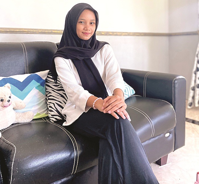 PERCAYA DIRI: Khairina Balqis Batrisiya tampak segar saat menggunakan lip butter. (AYU LATIFAH/JPRM)