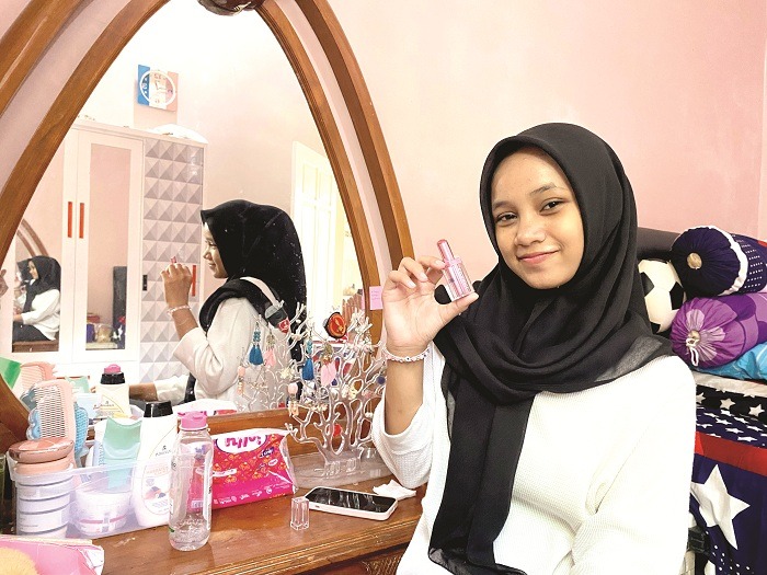 MANIS: Khairina Balqis Batrisiya saat menunjukan lip butter miliknya Sabtu (19/4). (AYU LATIFAH/JPRM)