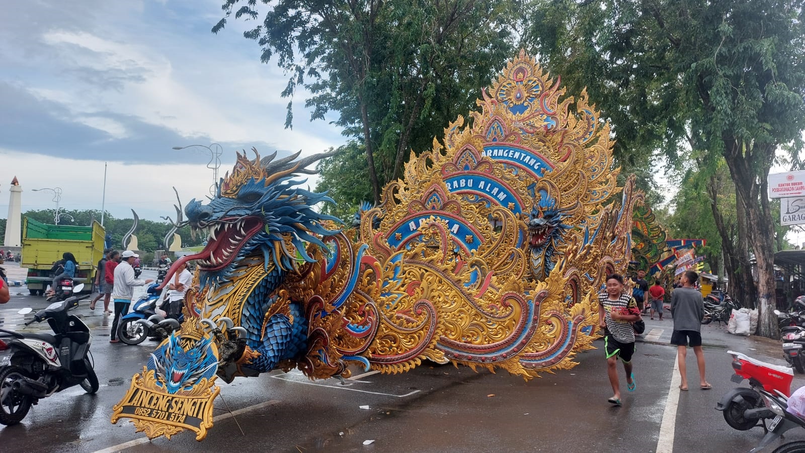 PELESTARIAN BUDAYA: Kelompok musik daul sedang mempersiapkan dekorasi di Jalan Wijaya Kusuma, Sampang, Sabtu (5/4). (JUNAIDI PONDIYANTO/JPRM)