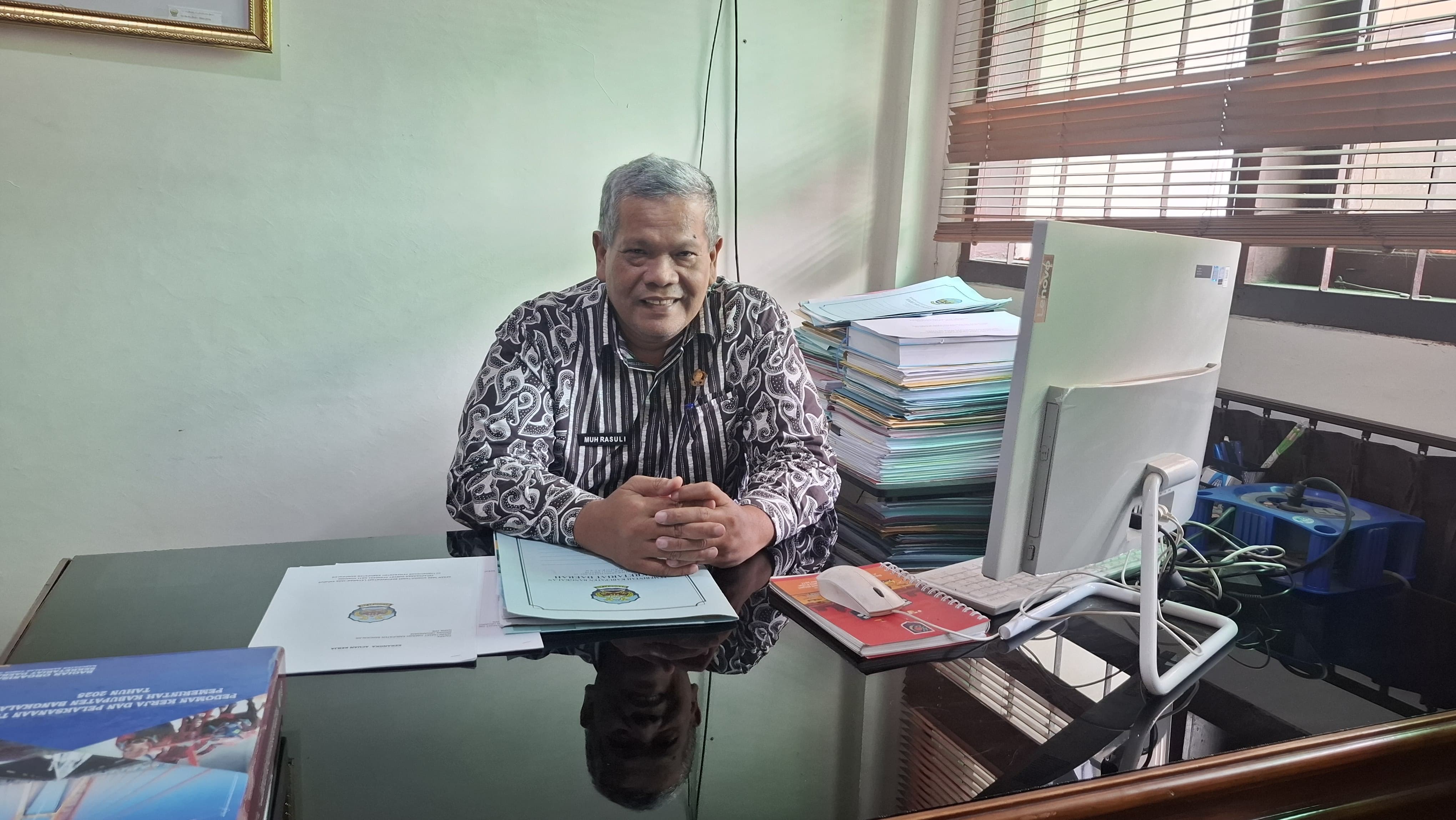 MEMBERI KETERANGAN: Kabag Organisasi Setkab Bangkalan Mohammad Rasuli saat ditemui di ruang kerjanya, Jumat (25/4). (IMAMUDIN/JPRM)