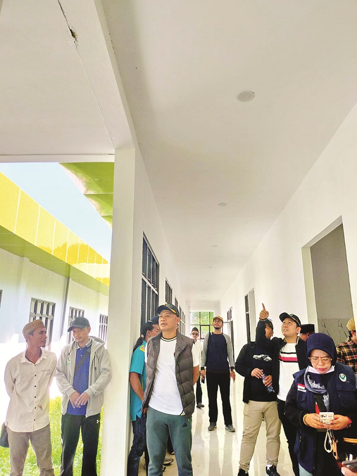 JADI ATENSI: Pansus LKPj Bupati Sampang 2024 mengecek hasil pembangunan Puskesmas Mandangin, Sabtu (26/4). (ANIS BILLAH/JPRM)