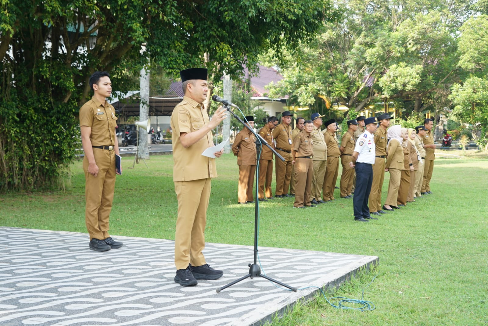 TEGAS: Wabup Bangkalan Moch. Fauzan Ja&rsquo;far memberikan arahan saat apel di halaman kantor pemkab, Senin (28/4). (PROKOPIM UNTUK JPRM)