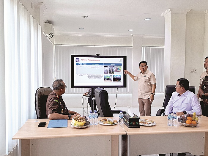 UNGKAP: Irjen Kemen PKP Hari Jerman menunjukkan hasil temuan penyimpangan BSPS di hadapan Kajari Sumenep Sigit Waseso di kantor kejaksaan Senin (28/4). (MOH. IQBAL/JPRM)