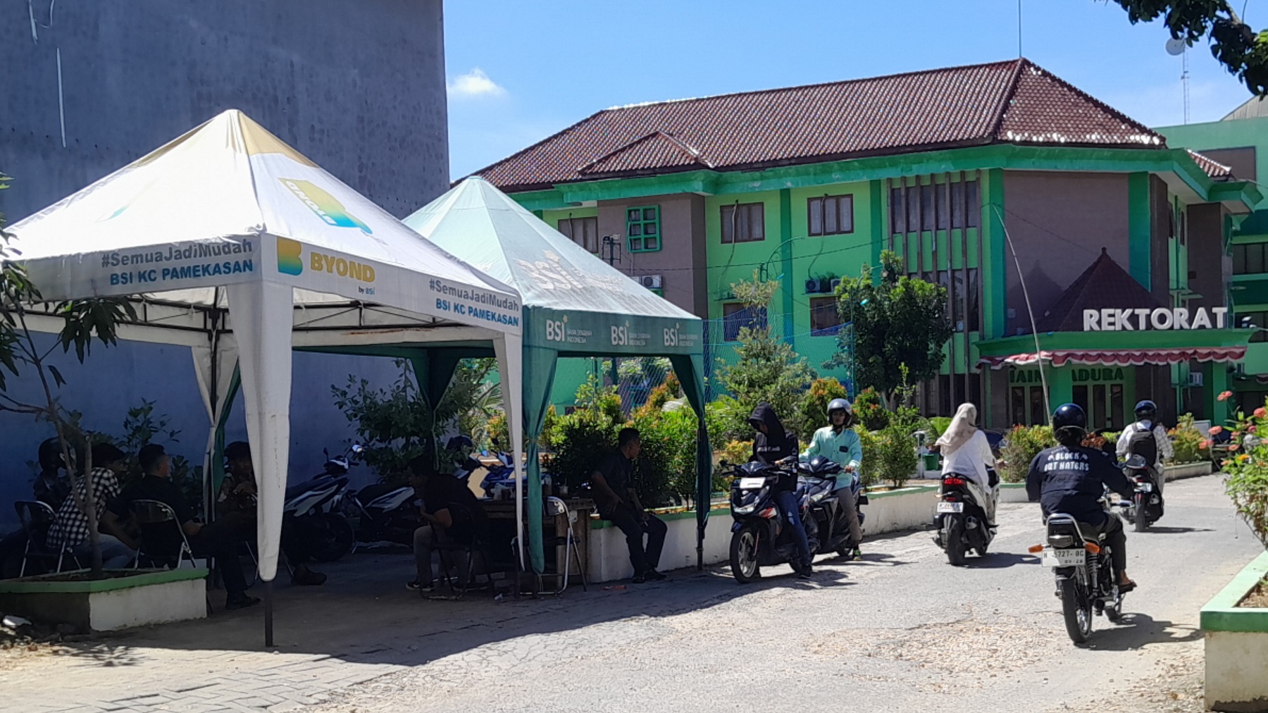 DIKELUHKAN: Petugas keamanan memeriksa surat-surat sepeda motor milik pengendara roda dua yang hendak keluar dari area kampus IAIN Madura, Kamis (24/4). (M. KHOLIL RAMLI/JPRM)