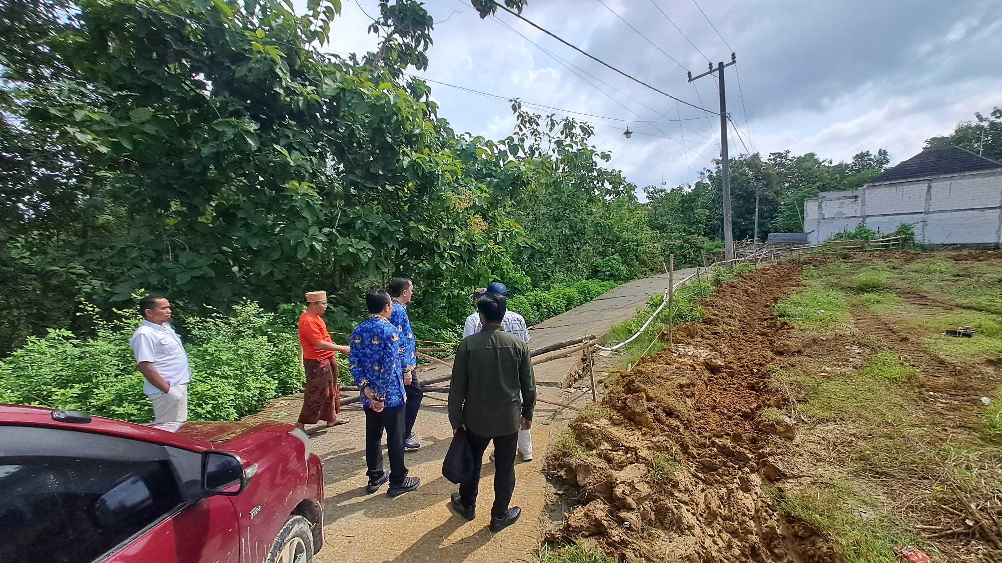 SEGERA DIPERBAIKI: DPUPR Sampang mengecek lokasi ruas jalan kabupaten yang terdampak longsor di Desa Gunung Eleh, Kecamatan Kedungdung, Senin (17/3). (DPUPR UNTUK JPRM)