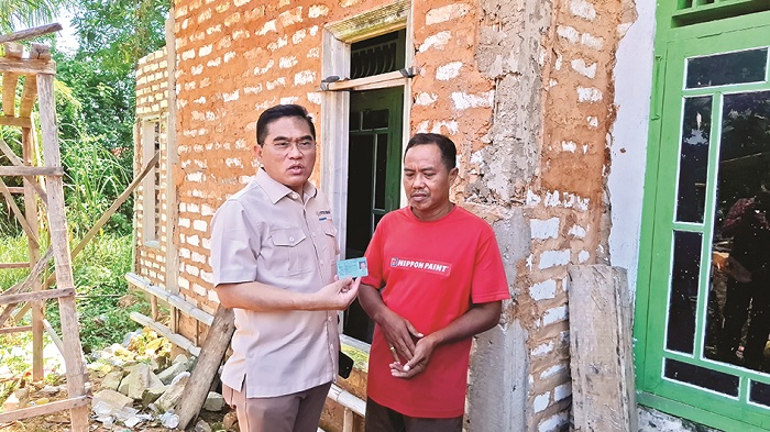TURUN LANGSUNG: Irjen Kemen PKP Heri Jerman (kiri) berbincang dengan penerima program BSPS di Desa Gedungan, Kecamatan Batuan, Sumenep, Senin (28/4). (MOH. IQBAL/JPRM)