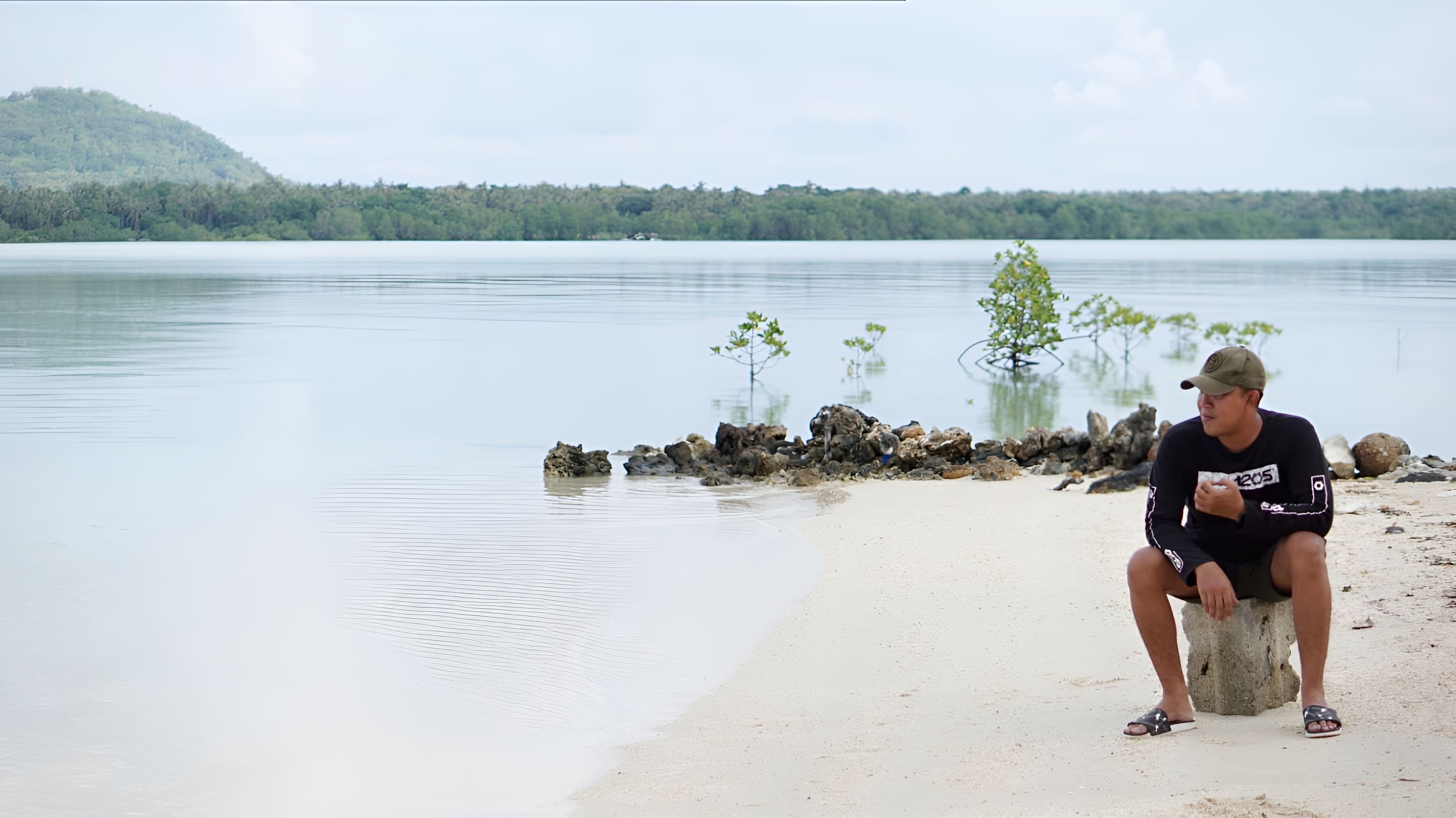 TENANG: Seorang Lelaki sedang duduk menikmati panorama indah Pantai Sono Masalembu